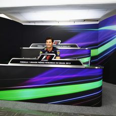 Mark Webber se queda sólo en la sala de prensa