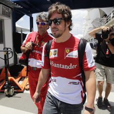 Fernando Alonso en el paddock de Brasil