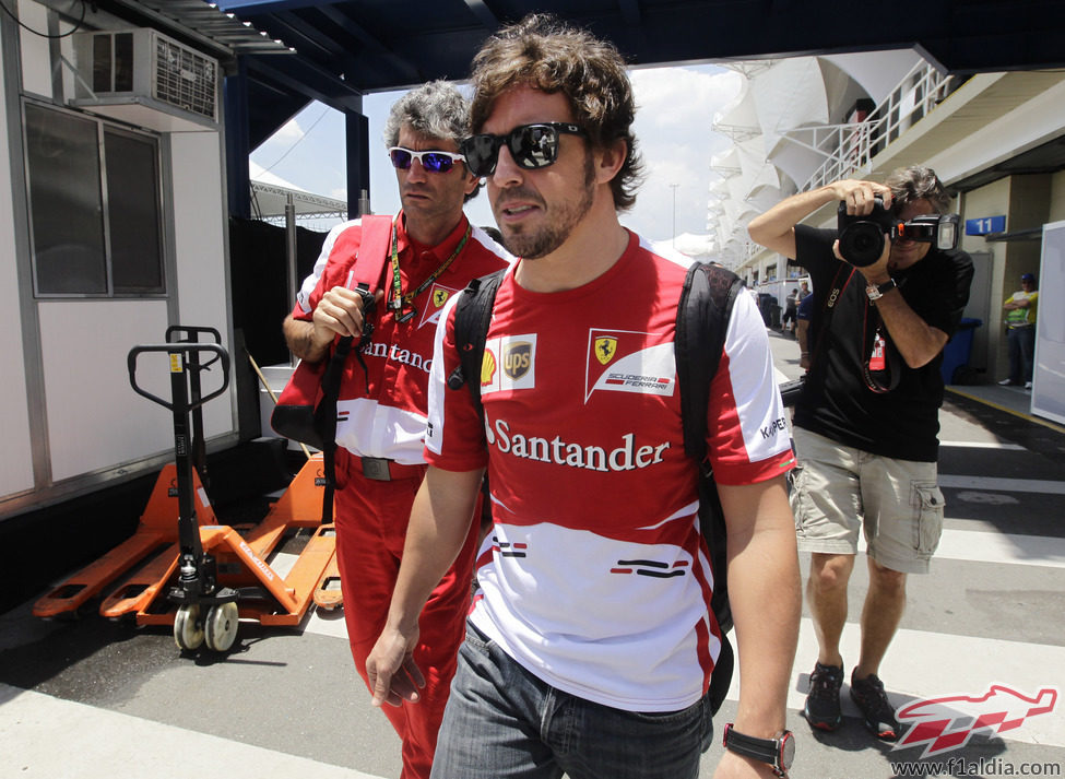 Fernando Alonso en el paddock de Brasil