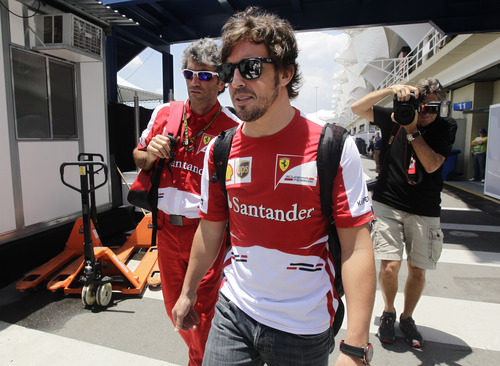 Fernando Alonso en el paddock de Brasil