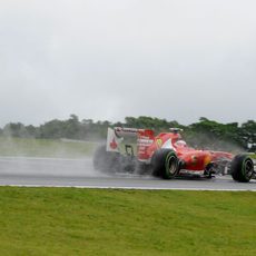 Felipe Massa levanta una gran cantidad de agua