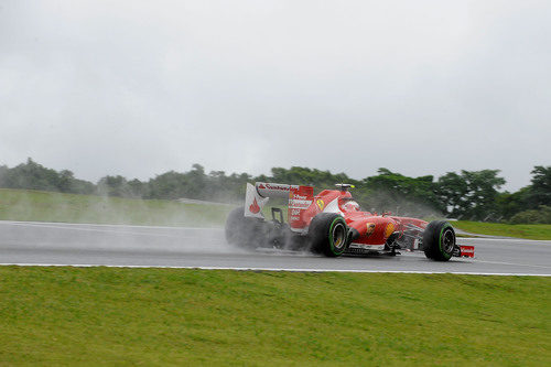 Felipe Massa levanta una gran cantidad de agua