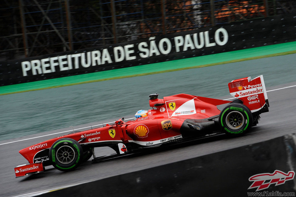 Fernando Alonso controla por el trazado de Interlagos