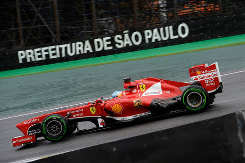 Fernando Alonso controla por el trazado de Interlagos