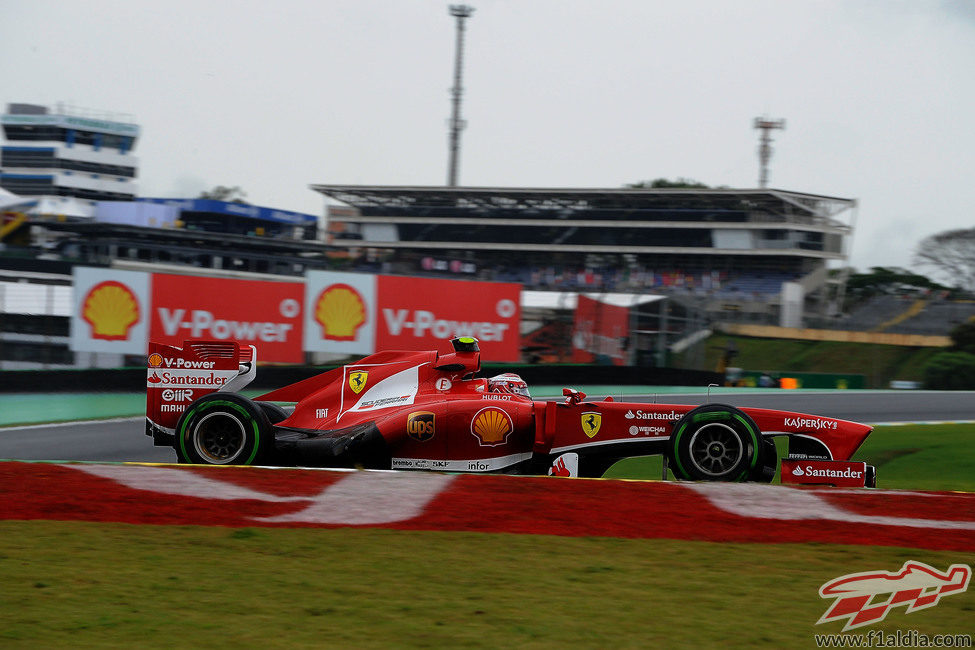 Felipe Massa estrena casco en el GP de Brasil 2013