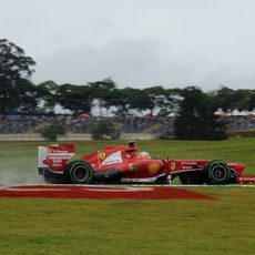 Fernando Alonso rueda con precaución