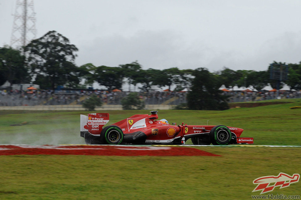 Fernando Alonso rueda con precaución