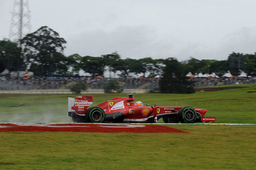 Fernando Alonso rueda con precaución