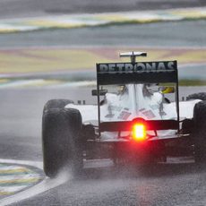 La trasera del Mercedes de Rosberg en un Interlagos mojado