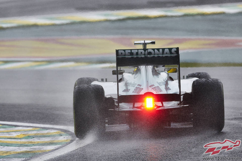 La trasera del Mercedes de Rosberg en un Interlagos mojado