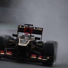 Heikki Kovalainen deja un espray en la pista