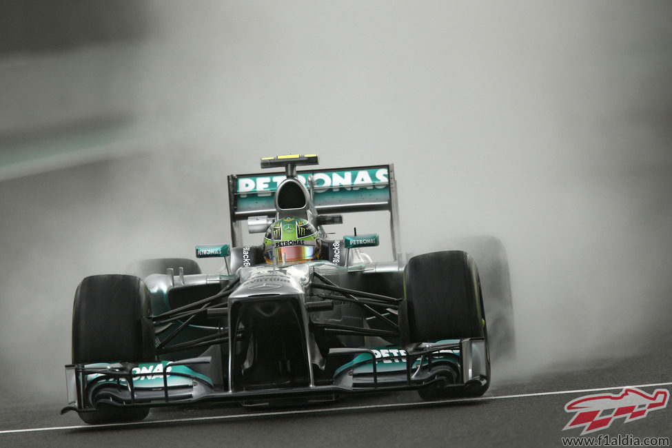 Lewis Hamilton estrenó un casco con tonos verdosos en Brasil