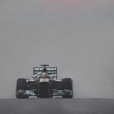 Nico Rosberg pasa por una recta de meta con mala visibilidad