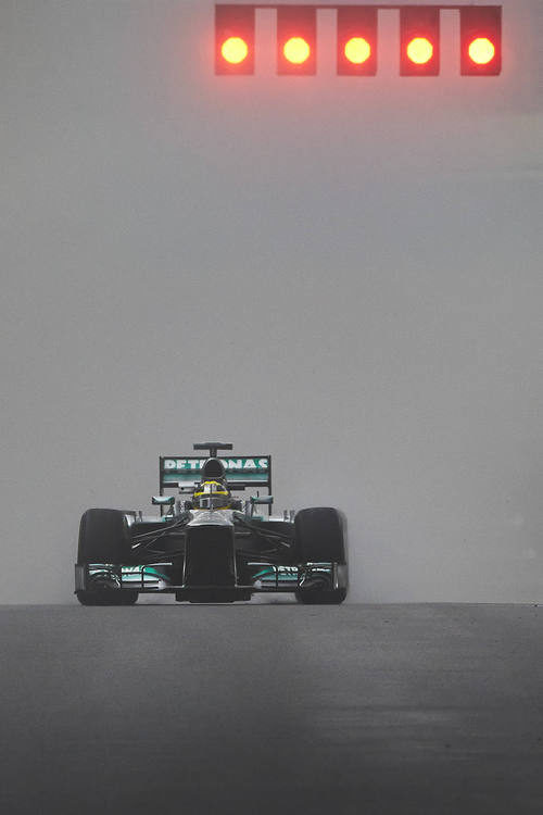 Nico Rosberg pasa por una recta de meta con mala visibilidad