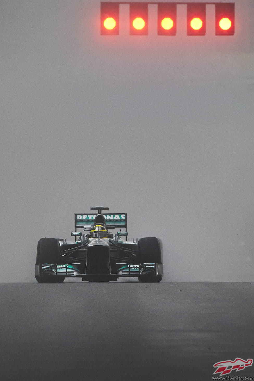 Nico Rosberg pasa por una recta de meta con mala visibilidad