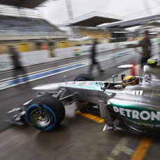 Lewis Hamilton sale de boxes con los neumáticos de lluvia extrema