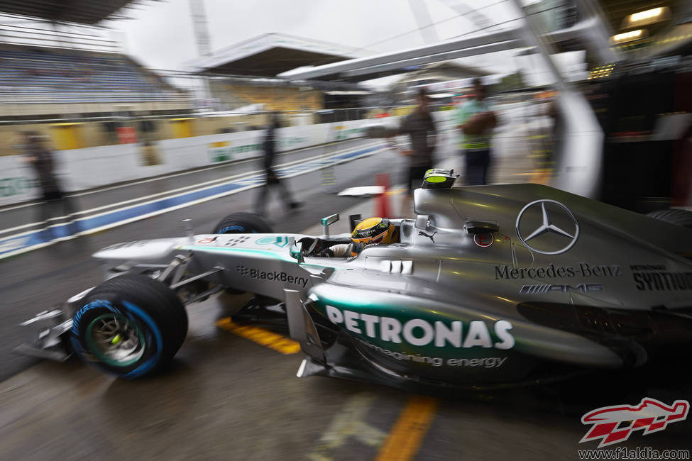 Lewis Hamilton sale de boxes con los neumáticos de lluvia extrema