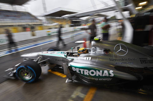 Lewis Hamilton sale de boxes con los neumáticos de lluvia extrema