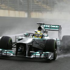 Plano cercano del Mercedes de Nico Rosberg en la entrada a boxes