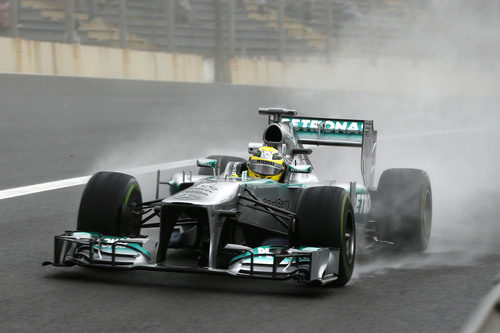 Plano cercano del Mercedes de Nico Rosberg en la entrada a boxes