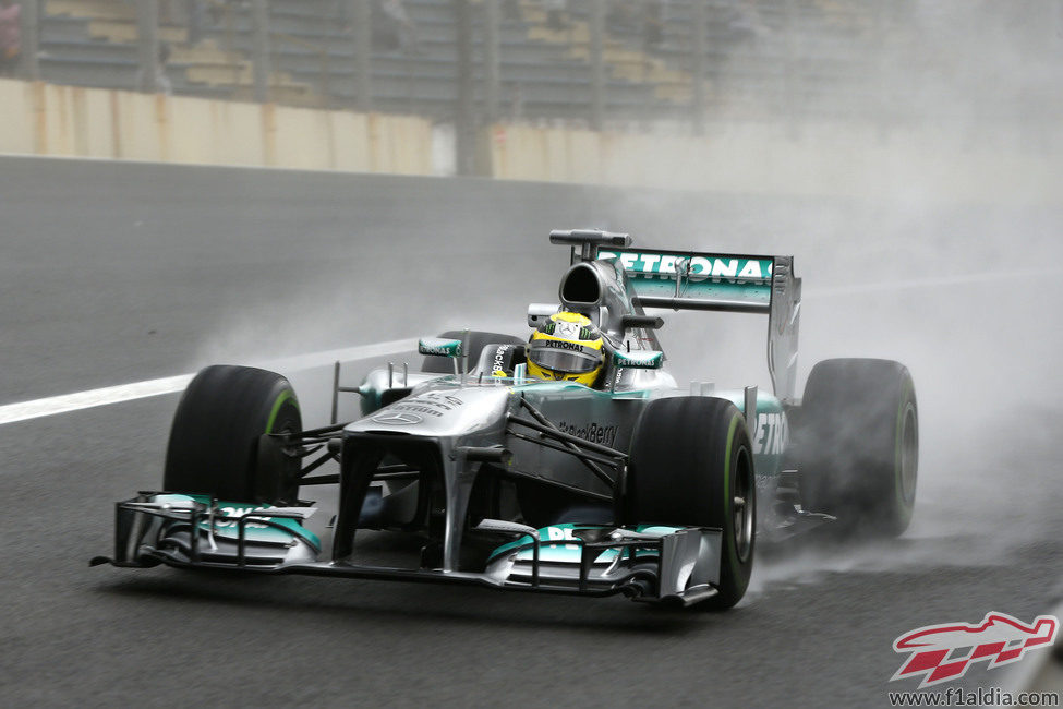 Plano cercano del Mercedes de Nico Rosberg en la entrada a boxes