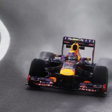 Gran espray de agua en el coche de Mark Webber