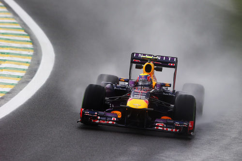 Gran espray de agua en el coche de Mark Webber