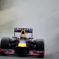 El RB9 de Sebastian Vettel avanza en Interlagos