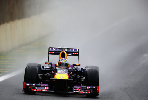 El RB9 de Sebastian Vettel avanza en Interlagos