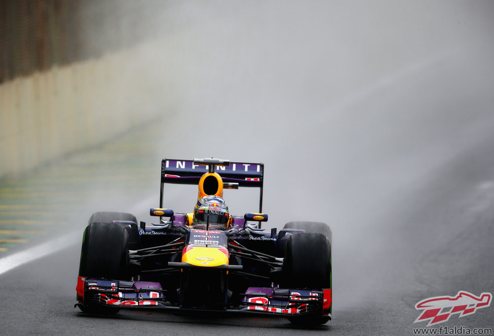 El RB9 de Sebastian Vettel avanza en Interlagos