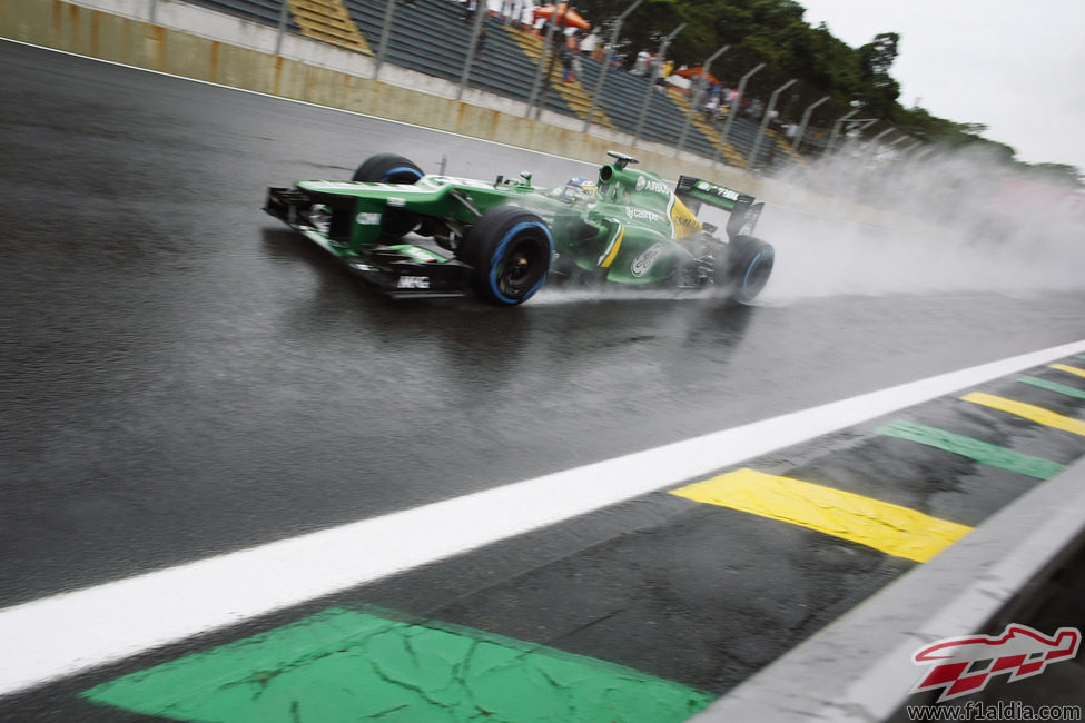 Giedo van der Garde pasa por la recta principal de Interlagos