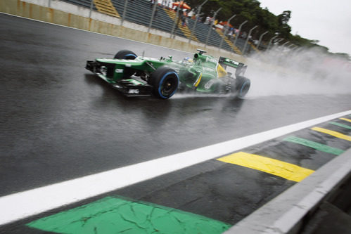 Giedo van der Garde pasa por la recta principal de Interlagos