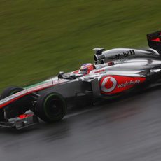 Jenson Button avanza en la mojada pista de Interlagos