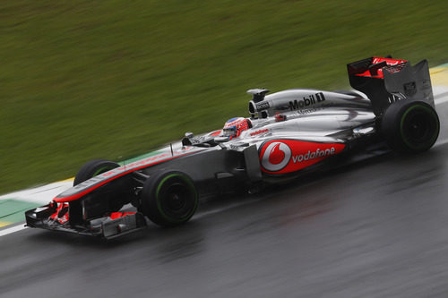 Jenson Button avanza en la mojada pista de Interlagos