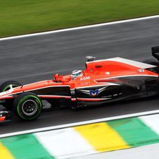 Jules Bianchi con los intermedios en Interlagos