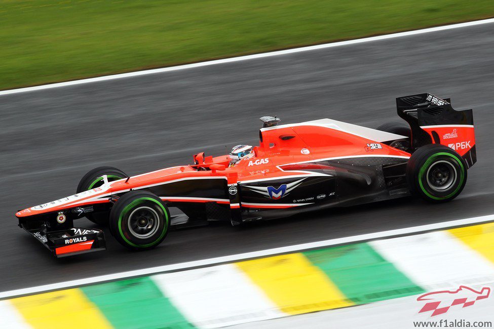 Jules Bianchi con los intermedios en Interlagos