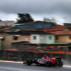 Jean-Eric Vergne rueda con los intermedios sobre el circuito de Interlagos