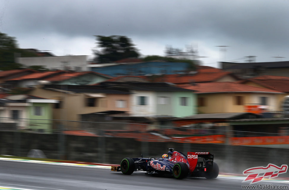 Jean-Eric Vergne rueda con los intermedios sobre el circuito de Interlagos