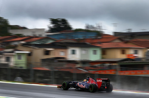 Jean-Eric Vergne rueda con los intermedios sobre el circuito de Interlagos