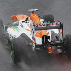 Adrian Sutil rueda bajo la lluvia