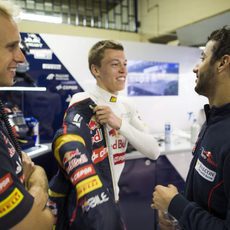 Daniil Kvyat charla con Daniel Ricciardo y un ingeniero