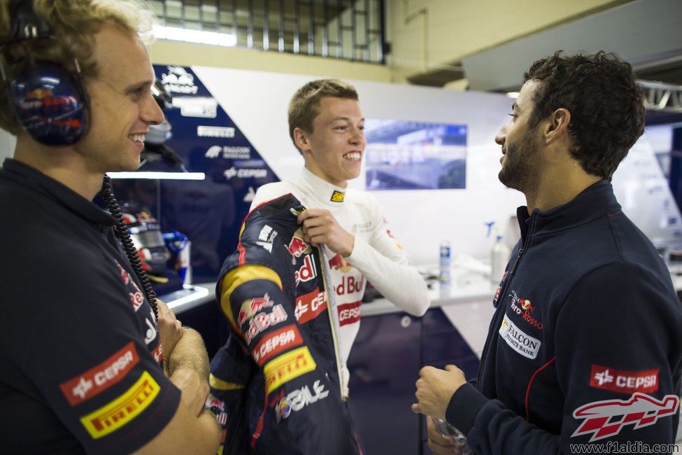 Daniil Kvyat charla con Daniel Ricciardo y un ingeniero