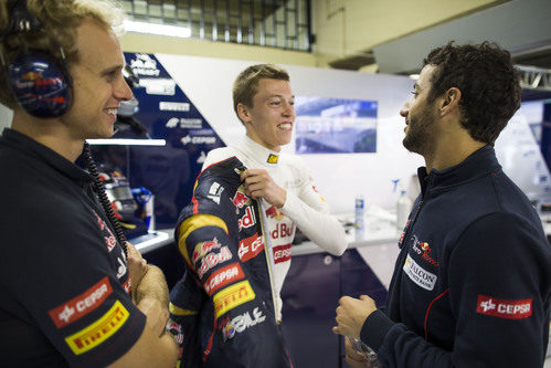 Daniil Kvyat charla con Daniel Ricciardo y un ingeniero