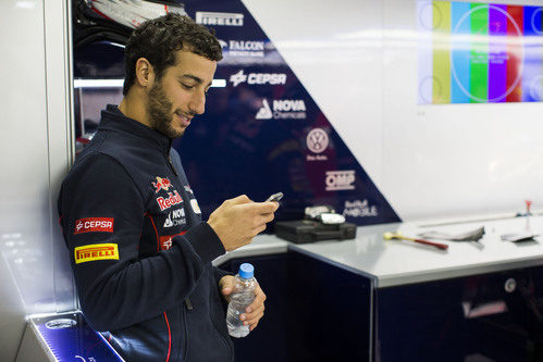 Daniel Ricciardo se entretiene con el móvil en el box de Toro Rosso en Brasil