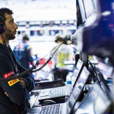 Daniel Ricciardo observa desde el muro lo que hacen sus compañeros