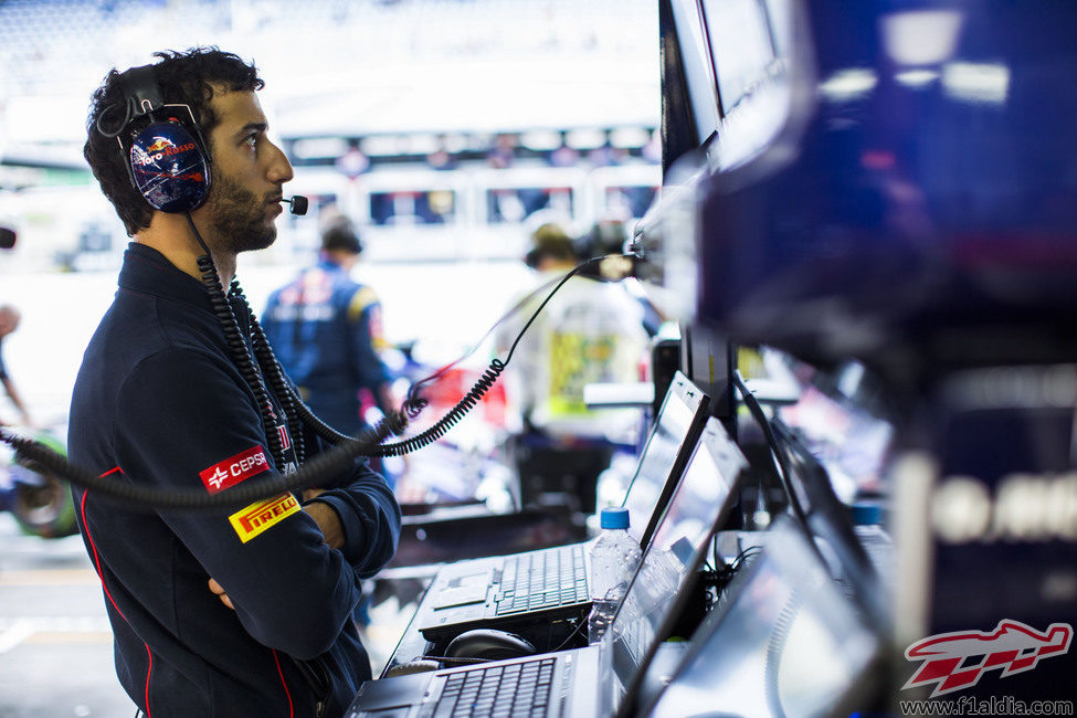 Daniel Ricciardo observa desde el muro lo que hacen sus compañeros