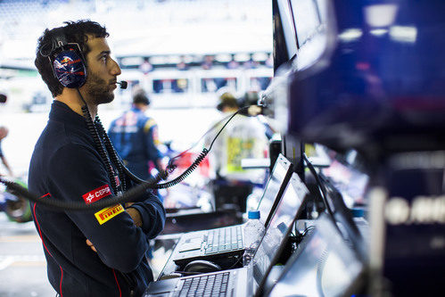 Daniel Ricciardo observa desde el muro lo que hacen sus compañeros