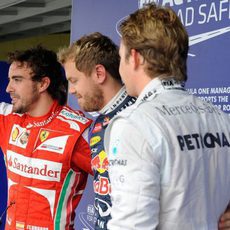 Alonso, Vettel y Rosberg saludan