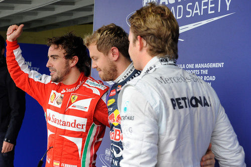 Alonso, Vettel y Rosberg saludan