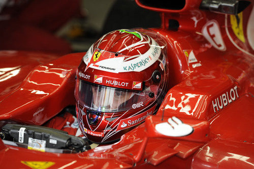 Felipe Massa se concentra en el coche